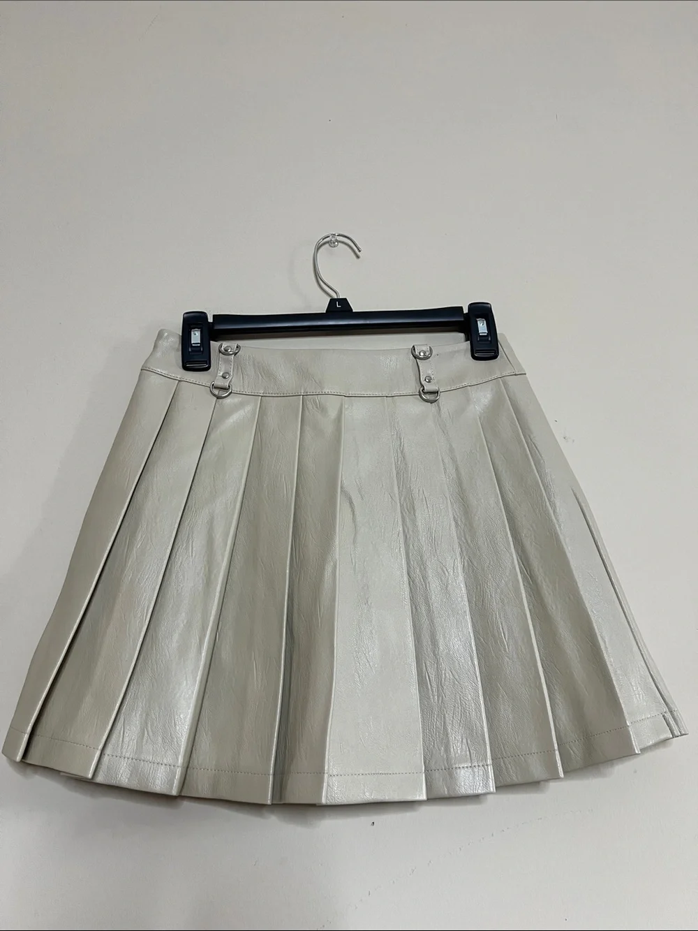 🧴🥯🍨🍦NWT Cream Pleated Faux Leather Mini Skirt